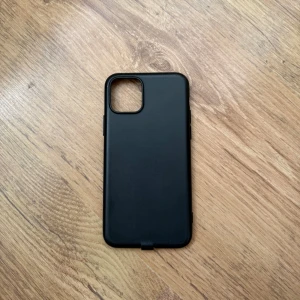 Svart mobilskal till iPhone 11 pro  - Säljer ett stilrent svart mobilskal i syntetmaterial. Skalet har en slät yta och är designat för att skydda baksidan och kanterna på din mobil. Passar perfekt för dig som vill ha ett enkelt och diskret skydd till din telefon.