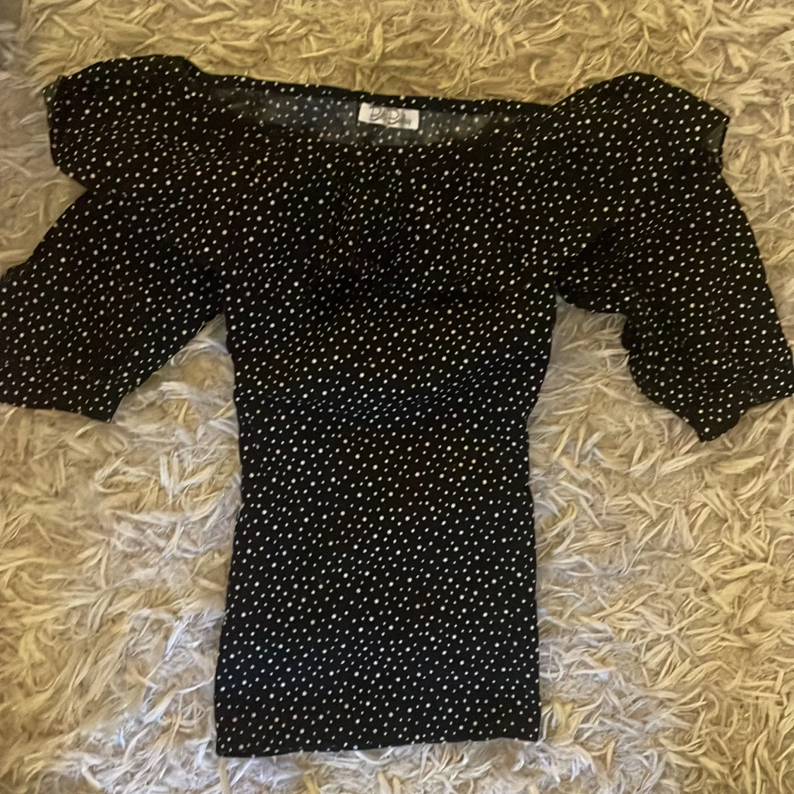 Prickig off-shoulder volang t-shirt/blus