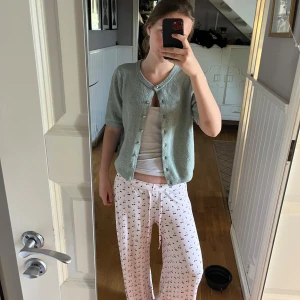  Jätte fin ljusgrön kofta från H&M💕💕 - En jätte fin kortärmad kofta i ljusgrön färg. Ända nackdelen e att den har ett litet hål på den högra sidan men syns knappt. Storleken är M men känns liten så skulle passa som en Xs eller S men även M som den är. Använt bara några få gånger💕💕