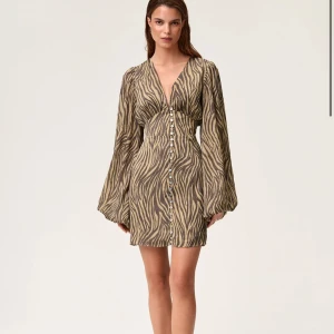 Adoore klänning  - Snygg kortklänning med zebramönster från adoore. Jättepopulär och helt slutsåld. Helt oanvänd. Säljer pågrund av att jag glömde skicka tillbaka