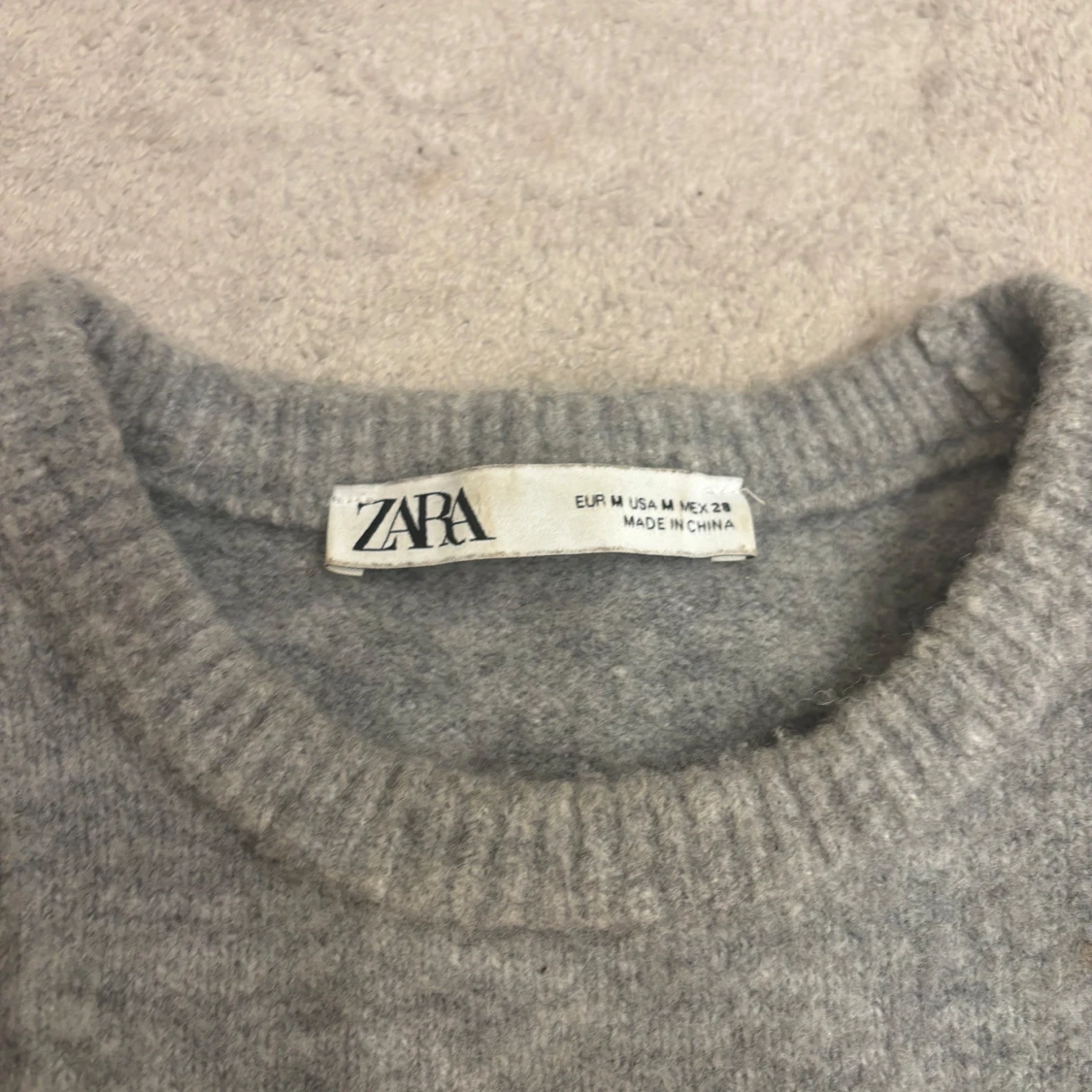 Grå stickad kortärmad tröja från ZARA - 2