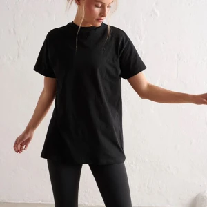 Svart t-shirt från Aim'n - En klassisk svart t-shirt från Aim'n i mjuk bomull. Modellen beger boyfriend tee och är oversized så passar både xs-s. T-shirten har rund halsringning och korta ärmar, samt en normal passform. Perfekt basplagg att ha i garderoben.