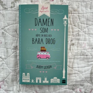 Bok - Damen som köpte en buss och bara drog - Damen som köpte en buss och bara drog, skriven av Judy Leigh💕Aldrig läst och har därmed inga defekter. Boken är på svenska. Skönlitteratur. 
