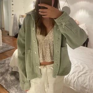 Oversized jeansjacka - Intressekoll på denna populära jeans jacka från från Zara! 