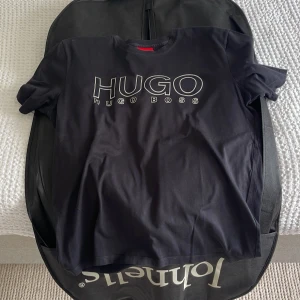 Svart t-shirt från Hugo Boss - Svart t-shirt från Hugo Boss. Äldre modell som inte finns längre. Pris kan diskuteras