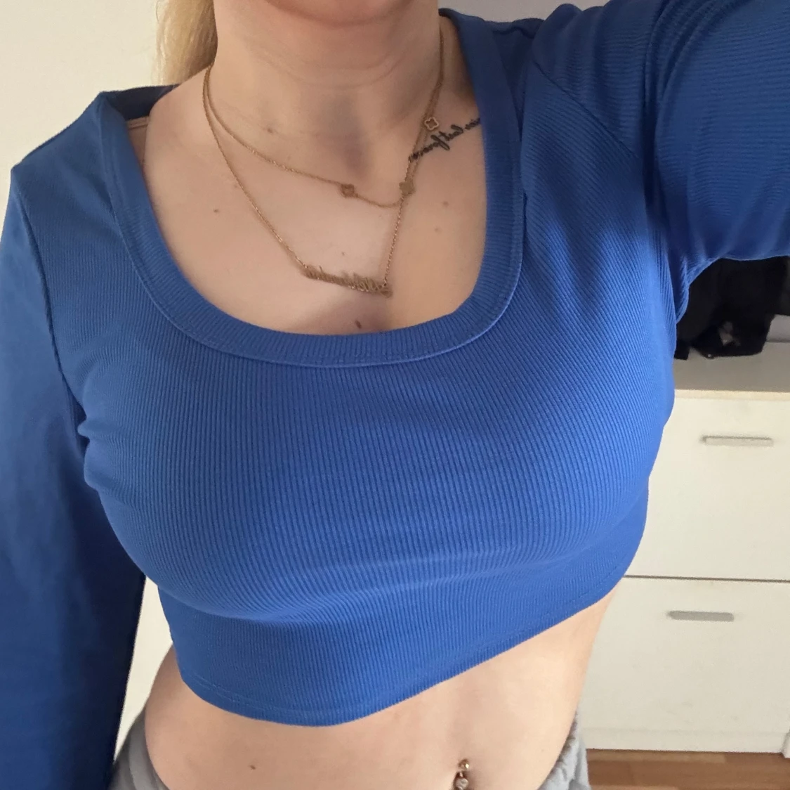 Blå croppad långärmad topp