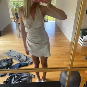 Benvit omlottklänning🤍🤍💕 - Säljer en vit kort omlottklänning med v-ringning🤍🤍 köpt i split så vet ej butik tyvärr🩷Passar till många tillfällen!!!