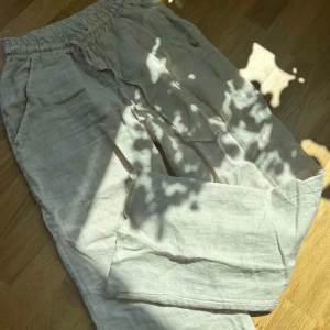 Beige linnebyxor från chelsea  - Supersnygga linnebyxor från Chelsea, beige, strl XS, långa på mig som är 166 cm lång! Säljer för 200 kr