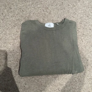 Olivgrön stickad tröja från Black - Säljer en enkel olivgrön stickad tröja från Black. Tröjan har rund halsringning och långa ärmar. Perfekt för lager-på-lager och passar till många olika stilar. Knappt använd inga defekter vad jag vet nypris 600kr mitt pris 250kr 