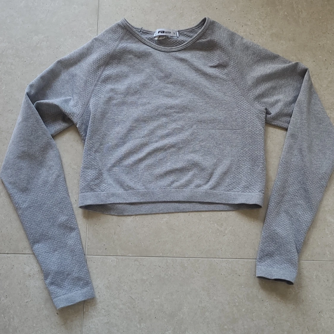 Grå croppad långärmad träningströja