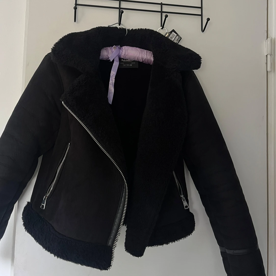 Svart teddyjacka med dragkedja