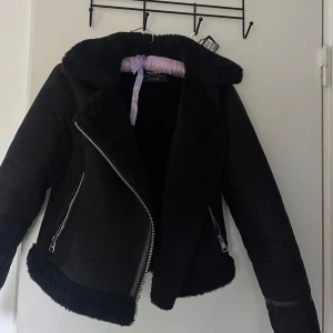 Svart teddyjacka med dragkedja - Säljer en svart teddyjacka/kappa. Perfekt för kyligare dagar och ger en cool look.