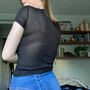 Svart genomskinlig topp - Svart, tight fest tröja i genomskinlig bomull. Snygg och funkar till både jeans och kjol💕