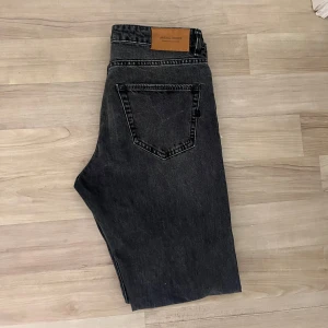Svarta jeans från Jack & Jones - Säljer ett par svarta/mörk gråa jeans från Jack & Jones. Storlek 31/32. Vid fråger eller funderingar är det bara att höra av sig. 
