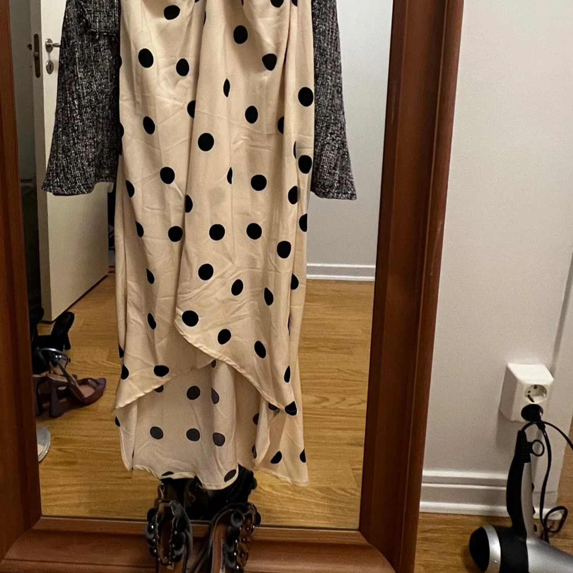 Prickig omlottklänning med puffärm