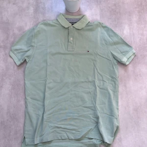 Ljusgrön pike från Tommy Hilfiger - 💚 Tommy Hilfiger Piké – Stilren & Avslappnad Säljer en ljusgrön Tommy Hilfiger pikétröja i storlek L. Klassisk krage med knappar framtill och liten broderad logga på bröstet – enkel men stilfull design.  🧵 Skick: Mycket bra 💸 Pris: Endast 99 kr!  Perfekt för en avslappnad men uppklädd vardagslook. 📩 Skicka DM om du vill köpa!
