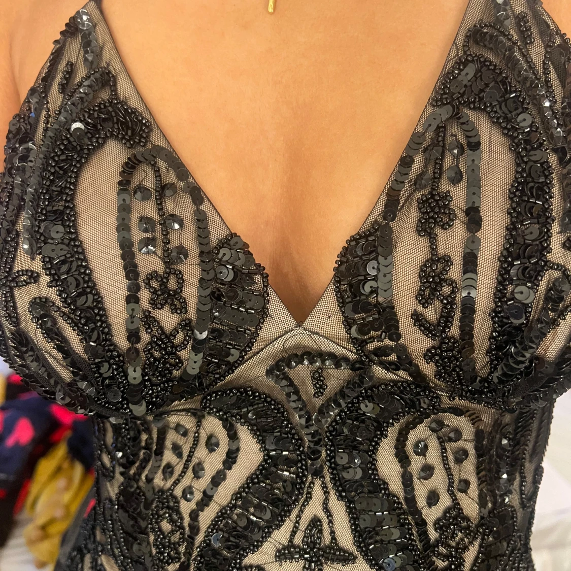Svart långklänning med paljetter och öppen rygg - 4