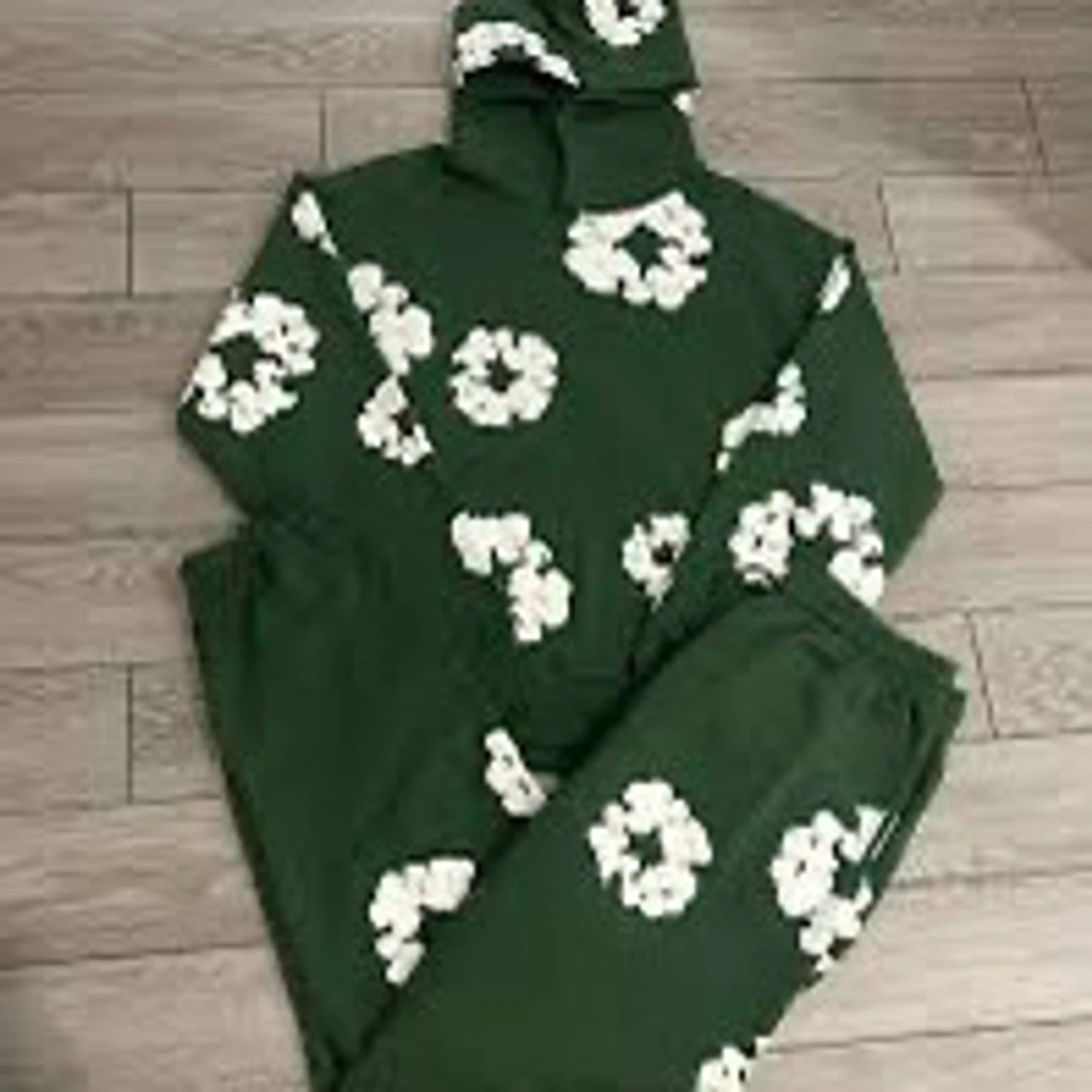 Gröna mjukisbyxor med vita blommor från Denim Tears