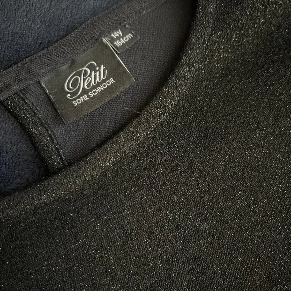 Svart glittrig långärmad topp från Petit by Sofie Schnoor - 2