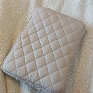 Cjuti beige datorfodral☀️ - Jättefint och populärt datorfodral från lager 157, säljer då jag har ett till som jag använder mer🥰 