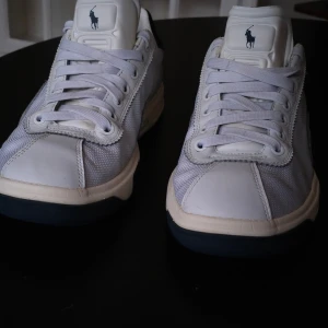 Gammla Polo Ralph Lauren sneakers - Säljer ett par gammla Polo Ralph Lauren sneakers då jag inte vill ha dem kvar. Det finns några väck på toeboxen som säkert försvinner om man går ut de lite men annars är dem i bra skick. Storlek 41. Tveka inte att stölla frågor!