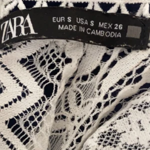 Vit spetsblus från Zara - Säljer en superfin vit spetsblus från Zara. Blusen har lång ärm  och har vackra spetsdetaljer över hela plagget. Perfekt att styla med jeans eller kjol för en trendig look. 