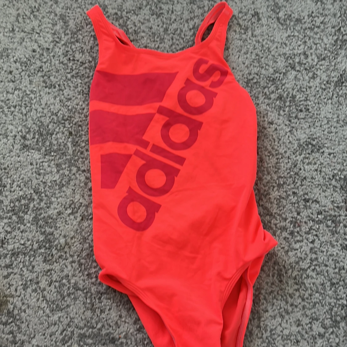 Neon färgad baddräkt från Adidas