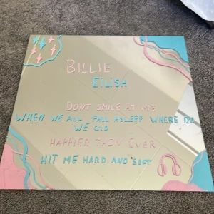 Spegel med Billie Eilish-tema och pastellfärger - Unik spegel dekorerad med pastellrosa och blå vågor, stjärnor och hörlurar. Texten på spegeln är inspirerad av Billie Eilish och hennes låtar. Perfekt som accessoar till rummet för dig som älskar musik och färgglada detaljer.
