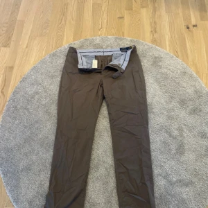  chinos från Polo Ralph Lauren - Säljer ett par gråa chinos från Polo Ralph Lauren med stretch och rak passform. Byxorna har klassisk design och är perfekta för en stilren look. Bekväma och snygga till många olika outfits. Endast 199kr storlek 36/32. Pris ej hugget i sten.