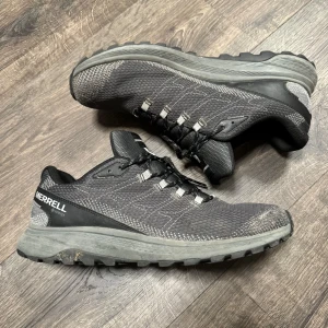 Merrell skor - Svarta skor av märket Merrell. Inte använda särskilt mycket, brorsan växte ur dem snabbt:). Storlek 47