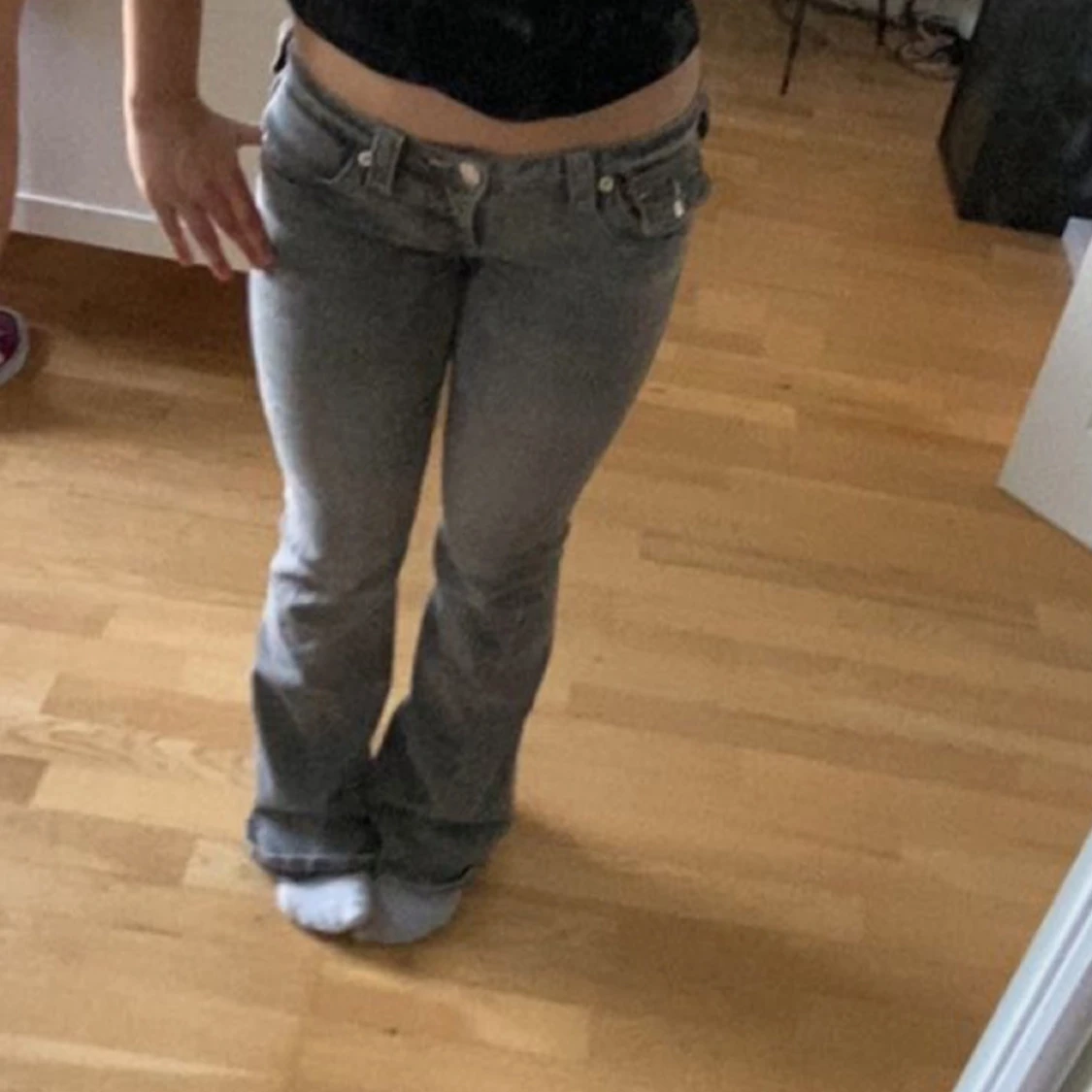 Gråa low rise flare true religion jeans joey - 1