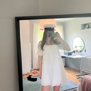 Vit klänning från & Other Stories - Broderad vit klänning. Endast använd en gång. Passar perfekt till studenten eller konfirmation💕