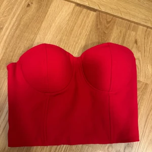 Röd korsett-topp från NLY Trend - Röd topp ifrån Nelly, storlek 34🍓
