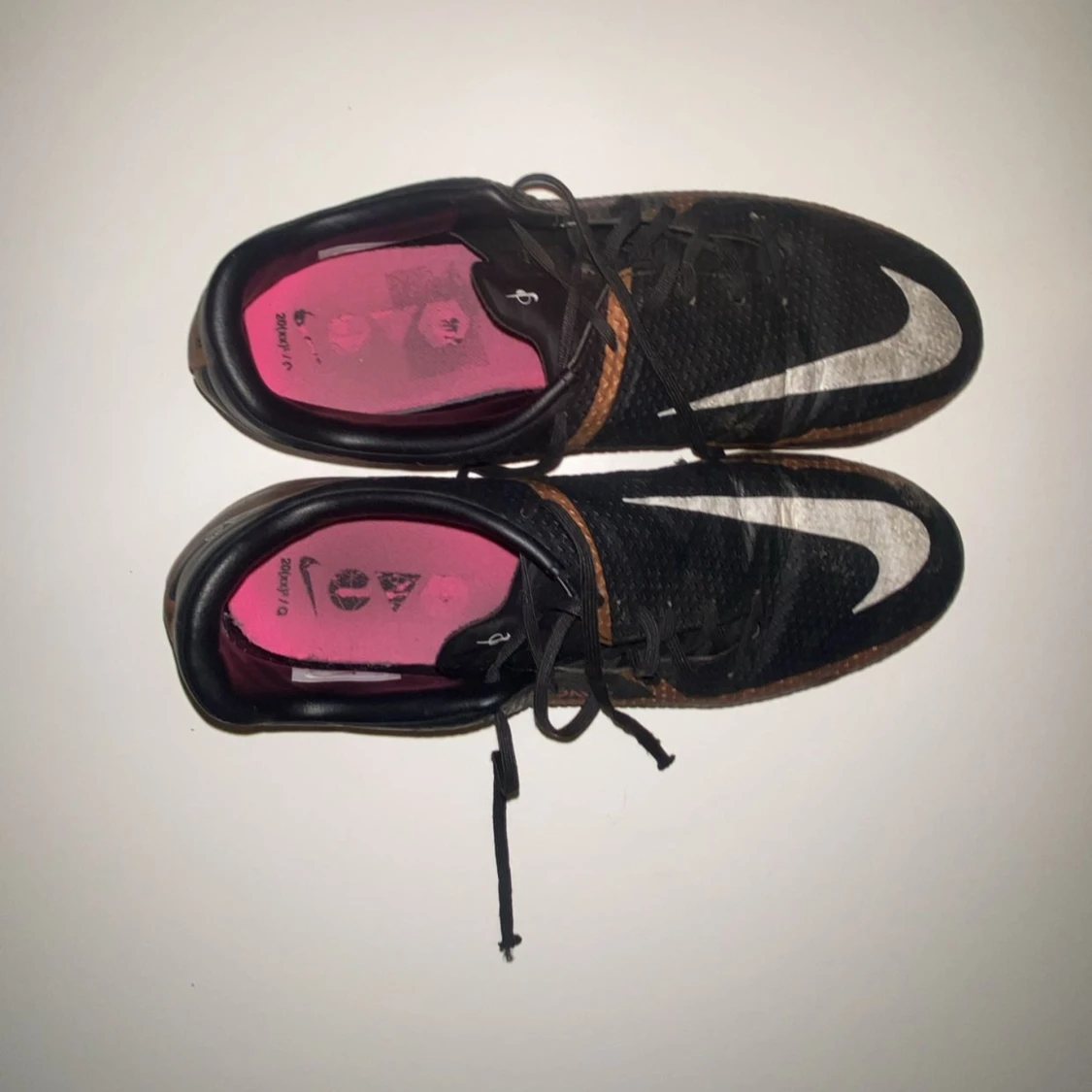 Nike Phantom fotbollsskor i svart och koppar