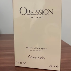 Obsession for Men Eau de Toilette 75 ml - Obsession for Men från Calvin Klein är en klassisk herrparfym i eau de toilette-format. Flaskan rymmer 75 ml och doften är känd för sina varma, kryddiga och träiga toner. Perfekt för dig som gillar tidlösa och maskulina dofter.