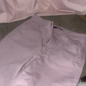 Ljusrosa jeansbyxor från Bik Bok - Säljer ett par ljusrosa jeansbyxor från Bik Bok i storlek 40. Klassisk femficksmodell med raka ben och normal passform. Perfekta för dig som vill addera lite färg till garderoben.
