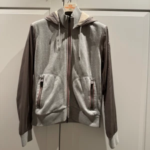 Moncler cardigan  - Super snygg moncler cardigan i storlek M men sitter en aning mindre dock. Digitalt kvitto finns!😊