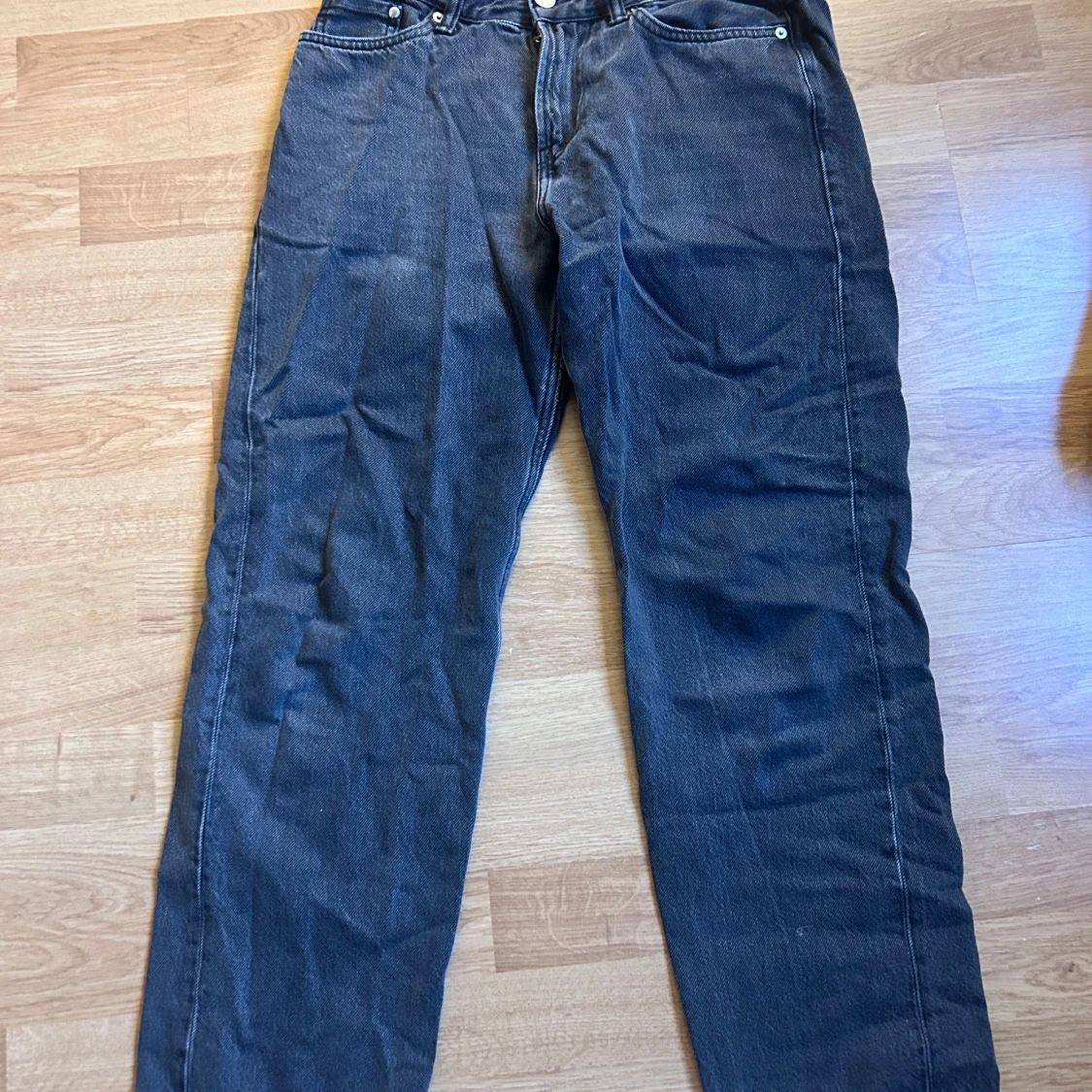 Svarta relaxed jeans