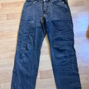 Svarta relaxed jeans - Säljer ett par svarta jeans från 2Denim med relaxed fit. Klassisk femficksmodell med dragkedja och knapp framtill. Perfekta för en avslappnad stil och passar till det mesta.