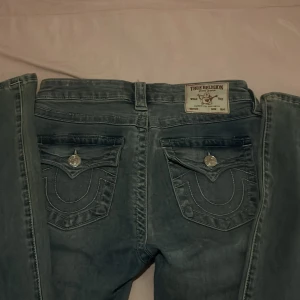 Ljusblå bootcut jeans från True Religion - Säljer ett par ljusblåa bootcut jeans från true religion. Dem är i modellen Becca med rise bootcut och är i storlek 26. Använt dem 2 gånger och säljer för att dem är för stora för mig. Köp!!