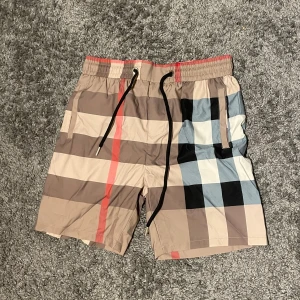 Burberry shorts - Tjena säljer ett par burberry shorts i storlek M. Sjukt feta, säljer dem pågrund av att dem inte passar. Priset kan gå ner vid snabb affär!