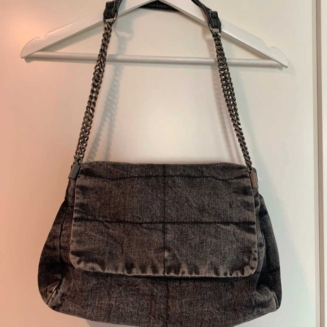 Grå axelväska med kedjerem