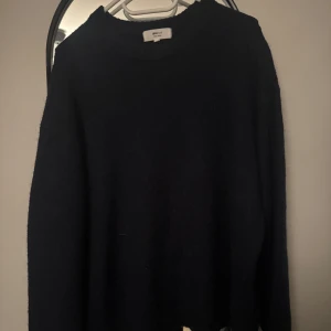 Mörkblå stickad tröja från Gina tricot - En enkel och stilren mörkblå stickad tröja från Gina tricot. Tröjan har rund halsringning och långa ärmar, perfekt för lager-på-lager under kyligare dagar.