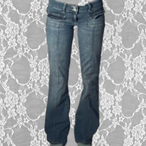 Blå bootcut jeans Nelly - .Lågmidjade jeans från Nelly, modell Torkel. Stretchiga och sitter skönt, ger en snygg form utan att krångla. Funkar både till vardags och när du vill klä upp dig lite. Lågt skurna för en soft, trendig vibe. Enkelt plagg som alltid funkar.  Innerbenslängd i storlek 36: 84cm  Bara prövade, som nya! 💕 