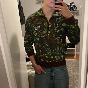 Brun fleece-tröja med blommigt mönster från Junkyard - Säljer en brun fleece-tröja från Junkyard - Urban Tears. Använd men inga märkbara skador. Storlek S men passar även M. Hör av dig om det finns några frågor