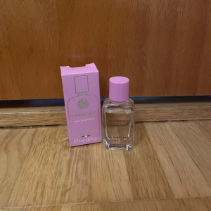L'Evidence Eau de Parfum från Yves Rocher - Liten flaska parfym, L'Evidence Eau de Parfum från Yves Rocher. Flaskan är genomskinlig med rosa skruvkork och tillhörande rosa kartong. Doften beskrivs som neo-chypre och passar dig som gillar fräscha och blommiga toner. Endast testad en gång. 