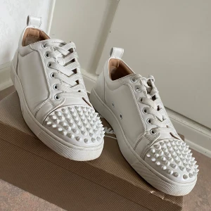 Vita Christian louboutins - Säljer ett par vita louboutins, sparsamt använda och  inga defekter. Skorna är i storlek 41. perfekta för dig som vill sticka ut med din stil. 