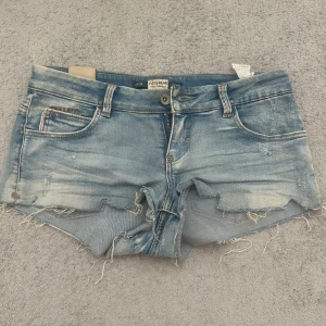 Jeanshorts från Pull&Bear 💗💗 - Superfina jeansshorts som tyvärr är för små för mig 💕Helt oanvända!! 
