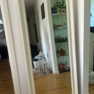 Spegel - Säljer spegeln ganska akut då om några månader så kommer det finnas ett litet barn hemma här och vi är oroliga att barnet inte ska skada sig om han råkar välta den eller något sånt 