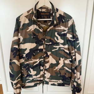 Camouflage windbreaker från Woolrich - Tja! | För fet camouflagefärgad vindjacka från Woolrich! | Skicket 9/10 |  Storlek S | Perfekt till vår/sommar/höst! | Vid funderingar är det bara att skriva! :) 
